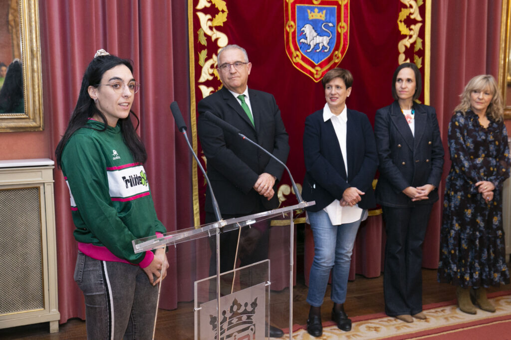 El Ayuntamiento de Pamplona felicita a la escuela de Saltoki Trikideak por el reconocimiento como escuela Oro concedido por la Federación Española de Triatlón